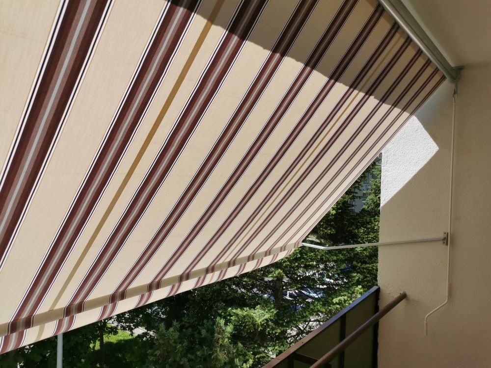 Ejtőkaros napellenző